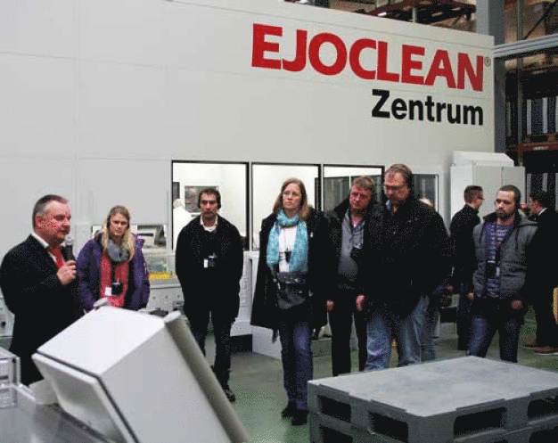 Tagungsleiter Markus Hansel bei der Erläuterung des EJOCLEAN® Sauberkeitskonzeptes im Rahmen der Betriebsbesichtigung .