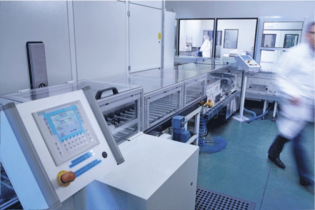 In der Reinigungsanlage wird die Ware auf das erforderliche Sauberkeitsniveau feinstgereinigt. / In the cleaning plant, the goods are cleaned to the required cleanliness level. 
