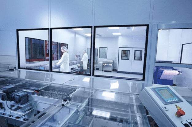 Reinraum im EJOCLEAN® Zentrum - Um eine Rückverschmutzung durch luftgetragene Partikel zu vermeiden, wird die Ware im Reinraum verpackt. / Clean room in the EJOCLEAN® Centre - the goods are packed in a clean room in order to prevent re-contamination through air-borne particles.  