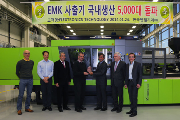 Die 5000. Spritzgießmaschine von EngelMachinery Korea wird bei Flextronics in Malaysia techni-sche Teile produzieren. Die Firma dankt seinem langjährigen Kunden für das Vertrauen und die enge Partnerschaft. Von links nach rechts: Manfred Jesacher, Paul Baldassari, Senior Vice President Asset Management & Quality bei Flextronics, Robert Bodingbauer, Geschäftsführer von Engel Machinery Korea, Gerhard Zebe, President Global Operations Mechanicals von Flextronics, Dr. Peter Neumann, CEO der Engel Holding, Heinz Rasinger, Leiter der Business Unit Engel teletronics und Hermann Walter, Vertrieb bei Engel teletronics. / The 5000th injection moulding machine by Engel Machinery Korea will be producing technical parts at Flextronics in Malaysia. The company thanks its long-standing customer for its trust and close partnership. From left to right: Manfred Jesacher, Paul Baldassari, Senior Vice President Asset Management & Quality with Flextronics, Robert Bodingbauer, President of Engel Machinery Korea, Gerhard Zebe, President of Global Operations Mechanicals with Flextronics, Dr Peter Neumann, CEO of Engel Holding, Heinz Rasinger, Head of Business Unit Engel teletronics and Hermann Walter, Sales with Engel teletronics.