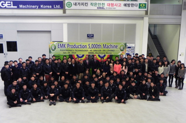 Das Team von Engel Machinery Korea feiert die Auslieferung der 5000. Spritzgießmaschine. / The team at Engel Machinery Korea celebrates delivery of the 5000th injection moulding machine. 