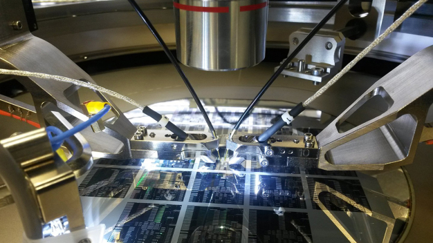 Messaufbau mit Waferprober, optischen Faserprobes und Wafer mit Teststrukturen. © Fraunhofer ENAS / Measurement setup with wafer prober, optical fiber probes and wafer with test structures. © Fraunhofer ENAS