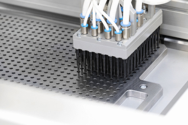 Da die Pipettenspitzen in vollautomatisierten Analysesystemen eingesetzt werden, gilt einer reproduzierbaren Teilequalität die höchste Priorität. (Bild: Engel) / Because the pipette tips are used in fully automated analytical systems, reproducible product quality is the highest priority. (Picture: Engel)