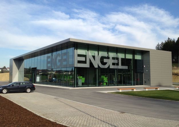 Das Technikum ist mit 700 Quadratmetern das größte aller ENGEL Niederlassungen. Es bietet sieben Fertigungszellen Platz und darüber hinaus die besten Möglichkeiten zum Netzwerken. 

At 700 square metres the technical centre is the largest of any ENGEL subsidiary, accommodating seven automated manufacturing cells and offering best networking opportunities.