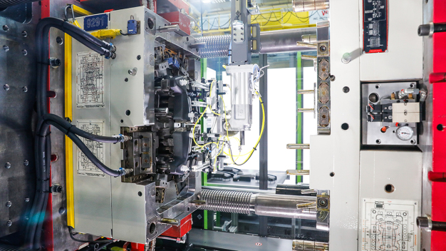 Der Linearroboter viper 20 entnimmt die Bauteile aus dem 4-Kavitäten Werkzeug von Simoldes. (Bild: Engel) / The viper 20 linear robot removes the components from the 4-cavity Simoldes mould. (Picture: Engel) 