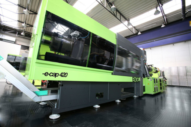 Die vollelektrische Engel e-cap 420 mit einer Schließkraft von 420 Tonnen ist die größte Maschine der Hochleistungsbaureihe. Sie erreicht Zykluszeiten von unter 3 Sekunden. / The all-electric Engel e-cap 420 has a clamping force of 420 tonnes and is the largest machine in the high-performance series. It achieves cycle times of less than three seconds. 