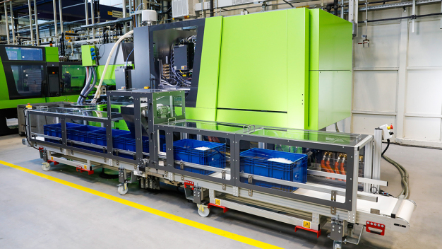 Das Boxtransfersystem bietet optimale Anbindungsmöglichkeiten an eine teil- bis vollautomatisierte Produktion. (Bild: Engel) / The box transfer system offers optimum connectivity to partially and fully automated production. (Picture: Engel)