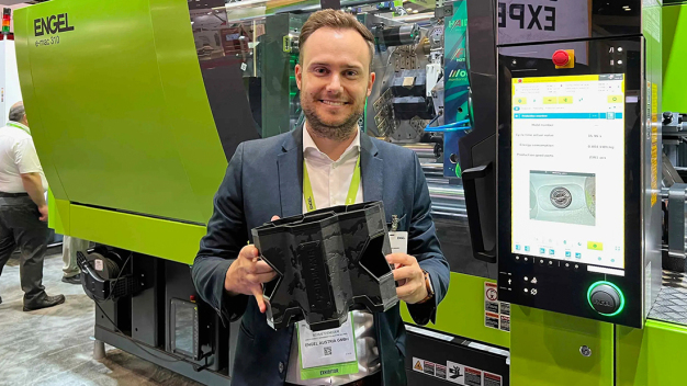 Herstellung von Flaschentabletts aus Recycling-Mahlgut auf einer ENGEL e-mac 310 slim edition / Messeexponat NPE 2024 / Production of bottle trays from regrind with an ENGEL e-mac 310 slim edition / Exhibit NPE 2024

