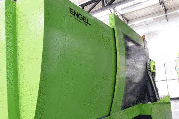 Für den Hochleistungseinsatz optimiert: Eine vollelektrische Engel e-motion Spritzgießmaschine produziert während der Messe Airline-Becher. (Bild: Engel) / Optimised for high performance: An all-electric ENGEL e-motion injection moulding machine will be producing airline cups. (Photo: Engel)