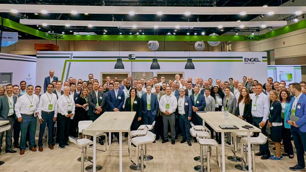 ENGEL Messestand mit Team / NPE 2024 / ENGEL Exhibition stand with Team / NPE 2024