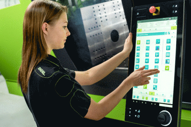 Mit dem großen Multitouch-Display, der Gestenbedienung und dem zentralen Bedienknopf e-move setzt die CC300 Steuerung einen neuen Trend. 