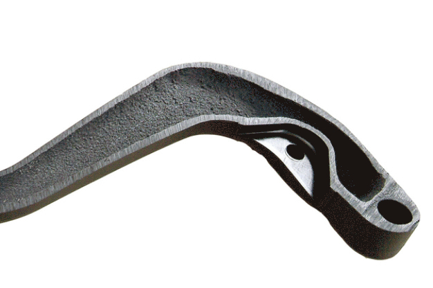 Detail: Die Wasserinjektionstechnologie ENGEL watermelt spart bei der Herstellung von Kupplungspedalen Rohmaterial, Gewicht und Zykluszeit ein. 