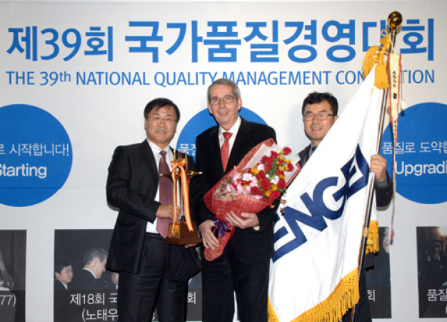Mit Engel wurde in diesem Jahr erstmalig ein ausländisches Unternehmen mit dem Korean National Quality Award ausgezeichnet. Robert Bodingbauer, Geschäftsführer von Engel Machinery Korea, (mitte) nahm gemeinsam mit Werksleiter Byoung-Hong Lee (links) und Manager Dong-Chul Park (rechts) den Preis entgegen. / As a winner this year, Engel was the first non-Korean company to be presented with the National Quality Award. Robert Bodingbauer, Engel Machinery Korea's president (centre), accepted the award together with plant manager Lee Byoung-Hong (left) and manager Park Dong-Chul (right). 