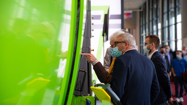 Die Fakuma 2021 war für ENGEL erfolgreich. Der Messestand war durchgehend gut besucht. Vor allem Lösungen für mehr Nachhaltigkeit und die Digitalisierung der Produktionsprozesse stießen auf großes Interesse. (Bild: ENGEL) / Fakuma 2021 was successful for ENGEL. The stand attracted a constant stream of visitors throughout. In particular, innovative solutions for more sustainability and further digitalisation of production processes met with great interest. (Picture: ENGEL)