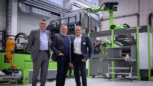 Werden künftig eng zusammenarbeiten: Claus Wilde, Geschäftsführer von ENGEL Deutschland, Prof. Peter Michel, der als Leiter des Geschäftsfelds Polymeranwendungen am Fraunhofer IMWS den Bereich Polymerverarbeitung am Fraunhofer PAZ verantwortet, und Franz Füreder, Vice President der Business Unit Automotive von ENGEL AUSTRIA (von links). (Bild: Fraunhofer IMWS/Lynn Tiller) / Will work closely together in future: Claus Wilde, Managing Director of ENGEL Deutschland, Prof. Peter Michel, Head of the Polymer Applications Business Unit at the Fraunhofer IMWS and responsible for polymer processing at the Fraunhofer PAZ, and Franz Füreder, Vice President Automotive at ENGEL AUSTRIA (from left). (Picture: Fraunhofer IMWS/Lynn Tiller)
Werden künftig eng zusammenarbeiten: Claus Wilde, Geschäftsführer von ENGEL Deutschland, Prof. Peter Michel, der als Leiter des Geschäftsfelds Polymeranwendungen am Fraunhofer IMWS den Bereich Polymerverarbeitung am Fraunhofer PAZ verantwortet, und Franz Füreder, Vice President der Business Unit Automotive von ENGEL AUSTRIA (von links). (Bild: Fraunhofer IMWS/Lynn Tiller) / Will work closely together in future: Claus Wilde, Managing Director of ENGEL Deutschland, Prof. Peter Michel, Head of the Polymer Applications Business Unit at the Fraunhofer IMWS and responsible for polymer processing at the Fraunhofer PAZ, and Franz Füreder, Vice President Automotive at ENGEL AUSTRIA (from left). (Picture: Fraunhofer IMWS/Lynn Tiller)