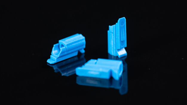 Die Betätiger für Steckverbindersysteme, die bei einem sehr geringen Gewicht eine starke Wanddickenvarianz aufweisen, stellen hohe Anforderungen an den Spritzgießprozess. (Bild: Engel) / The requirements for the small actuators for connector systems, which weigh very little and have a strong wall thickness variance, are high. (Picture: Engel)