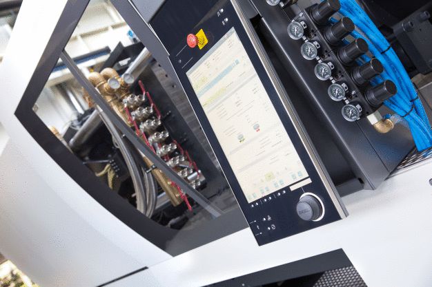 Die in die CC300 Steuerung der e-motion Spritzgießmaschine integrierten iQ Assistenzsysteme gleichen Prozessschwankungen online aus. (Bild: ENGEL) / Integrated into the CC300 control of the e-motion injection molding machine, the iQ assistance systems compensate for process fluctuations in real time. (Image: ENGEL)