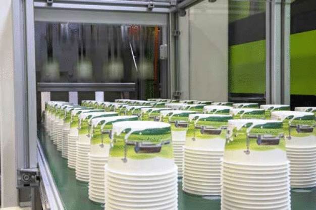 Unter realen Produktionsbedingungen werden während der Plástico Brasil am Messestand von ENGEL Eiscremebecher produziert. (Bild: Engel) / During Plástico Brasil, ice cream cups will be produced under real production conditions at the ENGEL stand. (Photo: Engel)