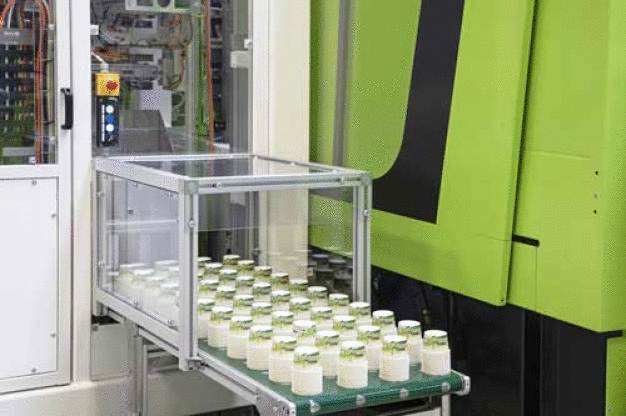 Die IML-Automatisierung macht es möglich, ohne Produktionsunterbrechung das Dekor zu wechseln. (Bild: Engel) / IML automation makes it possible to change the decor without interrupting production. (Photo: Engel)