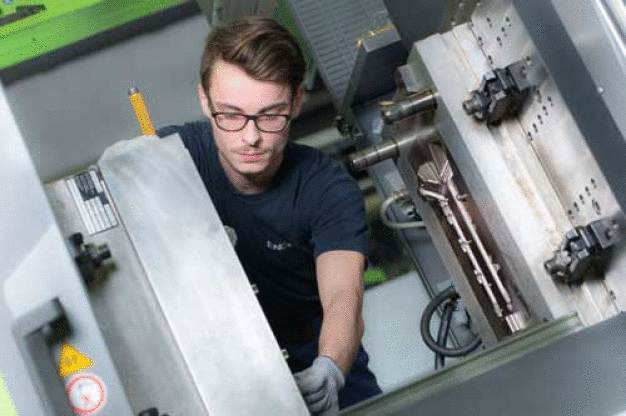 Dass sich die Mitarbeiter nicht durch die Holme bücken müssen, vereinfacht manuelle Arbeiten am Werkzeug. (Bild: Engel) / The fact that employees do not have to bend down to reach between the bars facilitates manual work on the mould. (Photo: Engel)