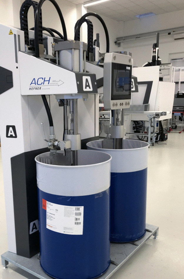 Für die Dosierung des Flüssigsilikons kommt eine MaxiMix G2 von ACH-Solution zum Einsatz. Der Gesamtprozess lässt sich bequem über das CC300 Bedienpanel der ENGEL Spritzgießmaschine steuern. (Bild: ACH-Solution) / A MaxiMix G2 from ACH-Solution is used for metering the liquid silicone rubber. The entire process can be conveniently controlled via the CC300 operating panel of the ENGEL injection moulding machine. (Picture: ACH-Solution)