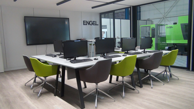 Der Schulungsraum bietet Platz für acht Teilnehmer und eine ruhige Lernumgebung – aber auch beste Voraussetzungen für die virtuelle Wissensvermittlung. (Bild: Engel) / The training room offers space for eight participants and a quiet learning environment – but also the best conditions for virtual knowledge transfer. (Picture: Engel)