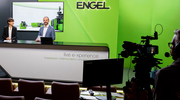 Die erste live e-xperience von ENGEL war ein großer Erfolg. CSO Dr. Christoph Steger eröffnete gemeinsam mit Moderatorin Mari Lang am ersten Messetag die begleitende Online-Konferenz, für die ENGEL zwei Streaming-Studios eingerichtet hatte. (Bild: ENGEL) / The first live e-xperience by ENGEL was a huge success. Dr. Christoph Steger, accompanied by moderator Mari Lang, opened the accompanying online conference on the first day of the fair, for which ENGEL had set up two streaming studios. (Picture: ENGEL)
