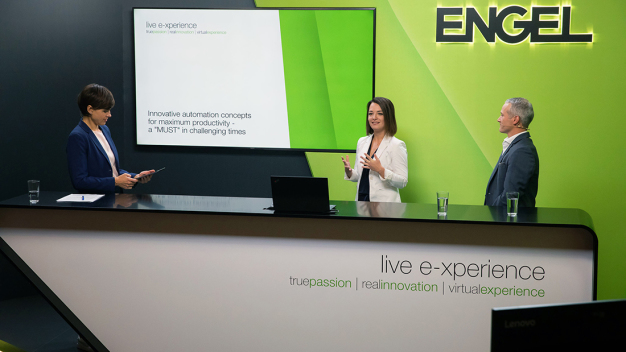 Die erste live e-xperience von ENGEL war ein großer Erfolg. CSO Dr. Christoph Steger eröffnete gemeinsam mit Moderatorin Mari Lang am ersten Messetag die begleitende Online-Konferenz, für die ENGEL zwei Streaming-Studios eingerichtet hatte. (Bild: ENGEL) / The first live e-xperience by ENGEL was a huge success. Dr. Christoph Steger, accompanied by moderator Mari Lang, opened the accompanying online conference on the first day of the fair, for which ENGEL had set up two streaming studios. (Picture: ENGEL)