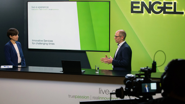 Die erste live e-xperience von ENGEL war ein großer Erfolg. CSO Dr. Christoph Steger eröffnete gemeinsam mit Moderatorin Mari Lang am ersten Messetag die begleitende Online-Konferenz, für die ENGEL zwei Streaming-Studios eingerichtet hatte. (Bild: ENGEL) / The first live e-xperience by ENGEL was a huge success. Dr. Christoph Steger, accompanied by moderator Mari Lang, opened the accompanying online conference on the first day of the fair, for which ENGEL had set up two streaming studios. (Picture: ENGEL)