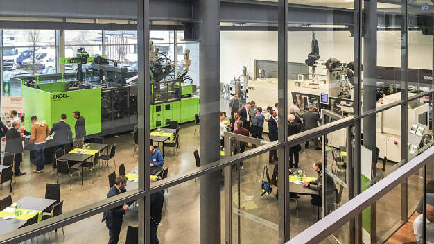 Die Mischung aus Präsentationen, Live-Exponaten und Partnerausstellung macht die med.con zu einem begehrten Netzwerktreffen für die Kunststoffverarbeitung in der Medizintechnik. (Bild: Engel) / The mix of keynotes, live exhibits and the partner exhibition makes med.con a desirable networking event for plastics processors in medical technologies. (Picture: Engel)
