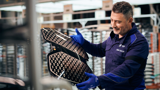Die Nieren für den neuen BMW iX werden in einer hochintegrierten Reinraumproduktionszelle von ENGEL produziert. Es handelt sich um die erste Serienanwendung für das kombinierte Folienhinterspritzen und Überfluten mit Polyurethan im anspruchsvollen Fahrzeug-Exterieur. (Bild: BMW Group) / The kidney-shaped badges for the new BMW iX are produced in a highly integrated cleanroom production cell by ENGEL. This is the first series production application for combined film back injection moulding and polyurethane flooding on the demanding vehicle exterior. (Picture: BMW Group) Die Nieren für den neuen BMW iX werden in einer hochintegrierten Reinraumproduktionszelle von ENGEL produziert. Es handelt sich um die erste Serienanwendung für das kombinierte Folienhinterspritzen und Überfluten mit Polyurethan im anspruchsvollen Fahrzeug-Exterieur. (Bild: BMW Group) / The kidney-shaped badges for the new BMW iX are produced in a highly integrated cleanroom production cell by ENGEL. This is the first series production application for combined film back injection moulding and polyurethane flooding on the demanding vehicle exterior. (Picture: BMW Group)