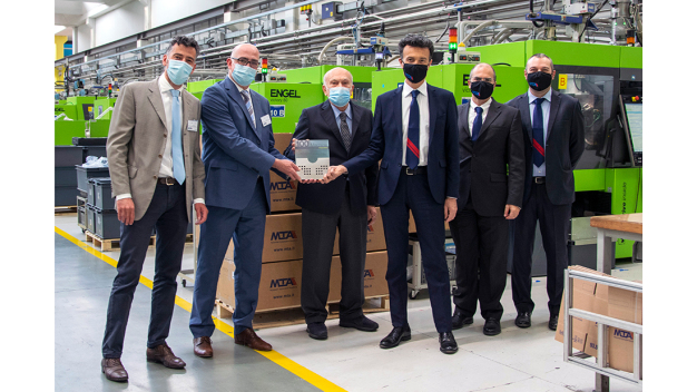 MTA und ENGEL feiern zwei Jubiläen auf einmal. Die Übergabe der 100. Spritzgießmaschine fällt zusammen mit dem 25-jährigen Jubiläum der Partnerschaft der beiden Unternehmen. Von links: Gabriele Formenti (Area Manager ENGEL Italia), Matteo Terragni (Managing Director ENGEL Italia), Giuseppe Falchetti (Vice President MTA), Antonio Falchetti (Executive Director MTA), Marco Pagliara (Purchasing Director MTA) and Gabriele Gimici (Indirect Global Commodity Team Leader MTA). (Bild: MTA) / MTA and ENGEL are celebrating two anniversaries at the same time. The handing-over of the 100th injection moulding machine coincides with the 25th anniversary of the partnership between the two companies. From left: From left: Gabriele Formenti (Area Manager ENGEL Italia), Matteo Terragni (Managing Director ENGEL Italia), Giuseppe Falchetti (Vice President MTA), Antonio Falchetti (Executive Director MTA), Marco Pagliara (Purchasing Director MTA) and Gabriele Gimici (Indirect Global Commodity Team Leader MTA). (Picture: MTA)
