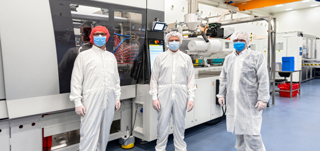 Von links: Holger Kast von ENGEL Deutschland, Marco Treuner und Joachim Lehmann von Röchling Medical. (Bild: ENGEL) / From left to right: Holger Kast from ENGEL Deutschland, Marco Treuner and Joachim Lehmann from Röchling Medical. (Picture: ENGEL)