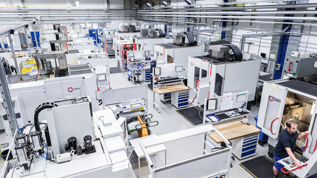 Abb. 2: Bei Ensinger in Cham werden Konstruktions- und Hochleistungskunststoffe hochpräzise zerspant. (Bildquelle: Ensinger) / Fig. 2: At Ensinger’s Cham site, the high-precision machining of engineering and highperformance plastics takes place. (Picture courtesy of: Ensinger)