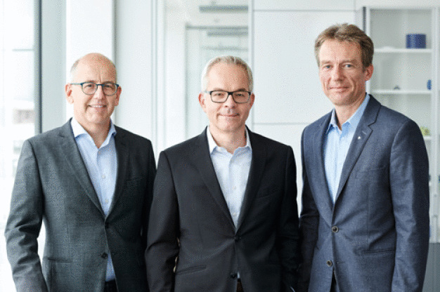 Der Kunststoffspezialist Ensinger wird jetzt von drei Geschäftsführern geleitet: Klaus Ensinger (links) Dr. Roland Reber (Mitte) und Dr. Oliver Frey (rechts). (Foto: Ensinger GmbH)