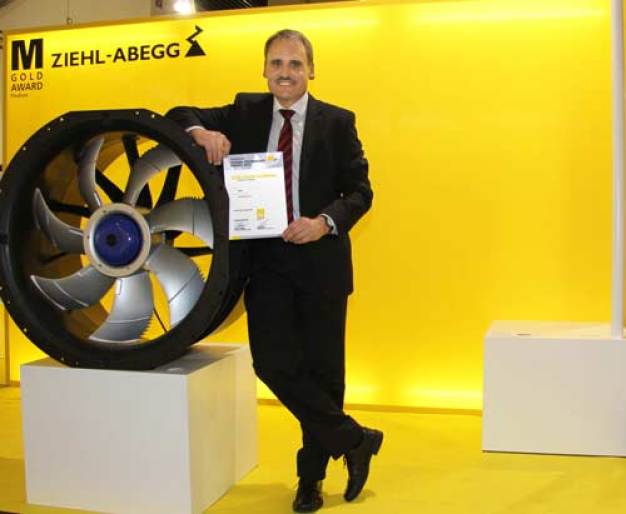 Dr. Walter Angelis freut sich auf der Materialica in München über die mehrfache Auszeichnung von Produkten aus dem Hause Ziehl-Abegg. (Foto: Ziehl-Abegg / Jan Schulze)