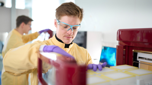Gentherapie bietet das enorme Potenzial, zahlreiche schwere Erkrankungen zu heilen, die heute nur unzureichend behandelt werden können. In Zukunft werden hier auf rund 2.500 Quadratmetern von etwa 100 Mitarbeiter:innen Genvektoren für neuartige Gentherapien entwickelt sowie für klinische Studien im Industriemaßstab produziert. Gentherapie bietet das enorme Potenzial, zahlreiche schwere Erkrankungen zu heilen, die heute nur unzureichend behandelt werden können. In Zukunft werden hier auf rund 2.500 Quadratmetern von etwa 100 Mitarbeiter:innen Genvektoren für neuartige Gentherapien entwickelt sowie für klinische Studien im Industriemaßstab produziert.