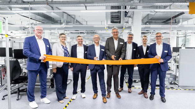 Insieme, i responsabili del progetto e i rappresentanti aziendali hanno inaugurato l'ampliamento della Calibration Factory. La cerimonia simbolica del taglio del nastro è stata eseguita da (da sinistra a destra) Helmut Haberstroh (Testo Industrial Services), Hanna Böhme (wvib Schwarzwald AG), Arnt König Raimund Föhrenbacher (entrambi Testo Industrial Services), Prof. Burkart Knospe (Testo SE & Co. KGaA), Dr. Dieter Salomon (IHK), il sindaco Darius Reutter e Klaus Wehrle (Studio di architettura Carré). Cerimonia di inaugurazione Calibration Factory © Testo Industrial Services GmbH