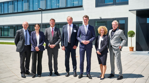 Dr. Harald Seulberger, Prof. Tanja Schwerdtle, Prof. Axel Müller-Groeling, Burkhard König, Ministerpräsident Hendrik Wüst, Tatjana Sikuljak, Prof. Christoph Schäfers (von links) © Fraunhofer IME | Klaus-Peter Kappest