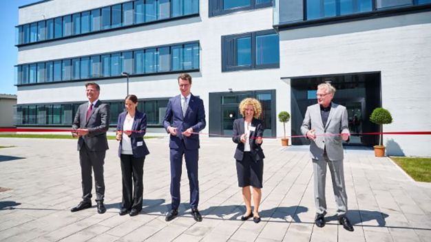 Symbolischer Eröffnungsakt: Prof. Axel Müller-Groeling, Prof. Tanja Schwerdtle, Ministerpräsident Hendrik Wüst, Tatjana Sikuljak, Prof. Christoph Schäfers (von links) © Fraunhofer IME | Klaus-Peter Kappest