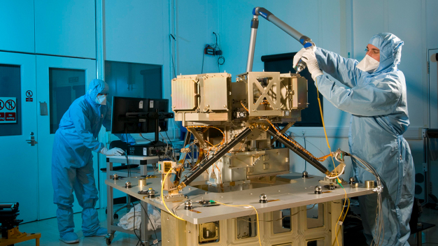 Arbeit im Reinraum: MIRI ist ein kombiniertes Instrument aus Kamera und Spektrometer. Wichtige mechanische Komponenten wurden am Max-Planck-Institut für Astronomie entwickelt und gebaut. © Stephen Kill / STFC / Working in the clean room: MIRI is a combined instrument of camera and spectrometer. Important mechanical components were developed and built at the Max Planck Institute for Astronomy in Heidelberg. © Stephen Kill / STFC 