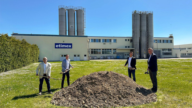 Inizio dei lavori a Dietenheim – nell'immagine, da sinistra a destra: Christoph Eh (Sindaco di Dietenheim), Martin Rank (Responsabile Marketing & Vendite), Manuel Strauch (Responsabile dello stabilimento) e Rainer Gebken (Amministratore Delegato)