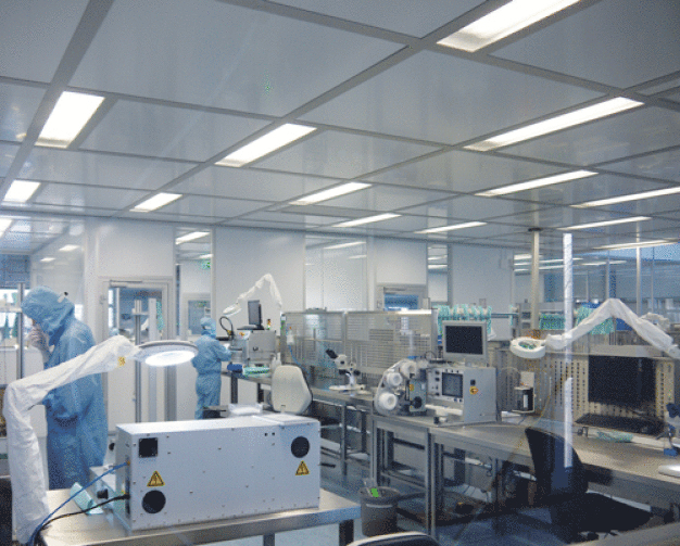 The largest room in the CleanMediCell® clean room facility, at 180 square metres, provides plenty of space for the assembly line for manufacturing catheters and stents. 