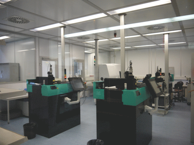 Ein weiterer Reinraum der ISO-Reinraumklasse 8 mit Laserschneidanlagen für die präzise Bearbeitung von Edelstahlrohren zur Herstellung von Stents.  