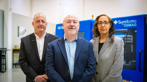 Von links nach rechts: John F. Martich III, Liam Burns and Beth Belay. / From left to right: John F. Martich III, Liam Burns and Beth Belay.
