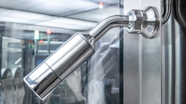 Kamerasysteme mit Ringspeicher zeichnen automatisch auf und speichern, sobald beispielsweise ein Handschuheingriff während der Batch-Verarbeitung erfolgt. Damit lässt sich nachträglich beurteilen und dokumentieren, ob dieser entsprechend den Regularien und von den Pharmazeuten definierten SOP’s (Standard Operating Procedure) durchgeführt wurde. / Camera systems with ring memory automatically record and save as soon as gloves are engaged during batch processing, for example. This makes it possible to assess and document retrospectively whether this was carried out in accordance with the regulations and SOP's (Standard Operating Procedure) defined by the pharmacists.