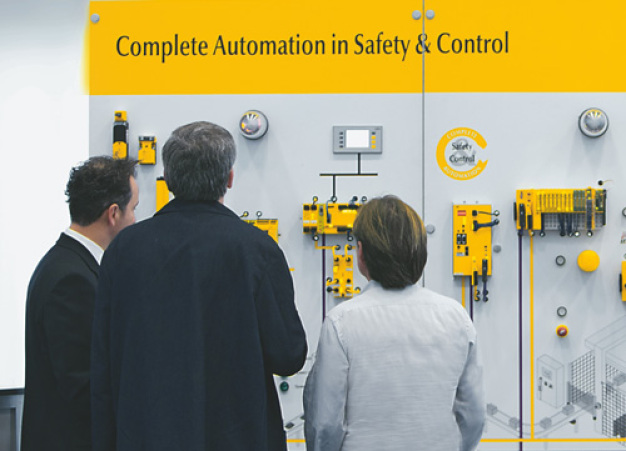 Mit zwei kostenfreien Seminarreihen „Sichere Automation“ und „Gesetzliche Anforderungen an den Betrieb von Maschinen und Anlagen“ ist die Pilz GmbH & Co. KG auch 2014 wieder „on Tour“. Mit zwei kostenfreien Seminarreihen „Sichere Automation“ und „Gesetzliche Anforderungen an den Betrieb von Maschinen und Anlagen“ ist die Pilz GmbH & Co. KG auch 2014 wieder „on Tour“.
