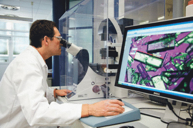 Bild 3: Winzige Hoffnungsträger: Forscher setzen alles daran, neue Wirkstoffe für bessere Arzneimittel zu entdecken. Kristalle lassen sich besonders gut zu Tabletten verarbeiten. (Quelle: Bayer HealthCare AG) / Figure 3: Tiny seeds of hope: Researchers are working flat out to discover new active substances for better medicines. Crystals lend themselves particularly well to processing into tablets. (Source: Bayer HealthCare AG)