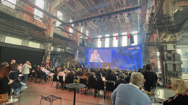 Das historische Umfeld und modernste Konferenztechnik machen den neuen Standort Motorworld Manufaktur Metzingen zu einer exzellenten Location für technische Fachveranstaltungen. (Bildquelle: CANVANCAN Medienproduktion)