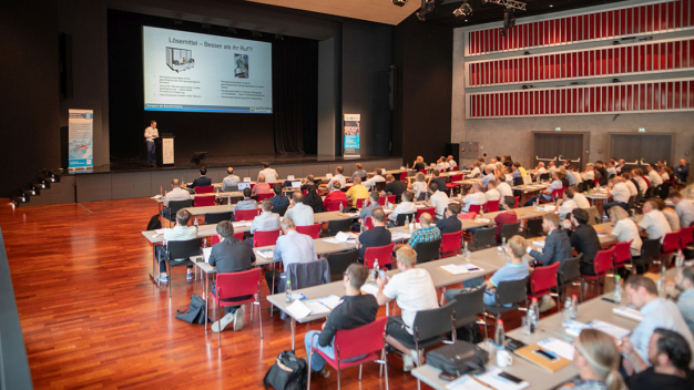 Unter dem Motto: “FiT – 20 Jahre im Dienste der industriellen Bauteilreinigung – Ein Blick zurück und zwei nach vorn verbinden Tradition und Innovation“ findet die 32. Fachtagung „Industrielle Bauteilreinigung statt. (Bildquelle: fairXperts GmbH & Co. KG)
